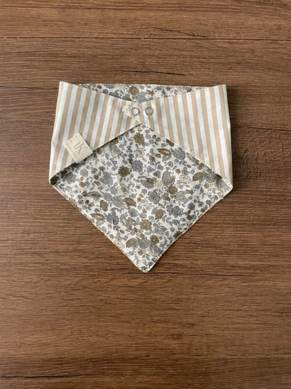 Bandana iKuccioli in tessuto a righe e fiori, con chiusura a bottoni